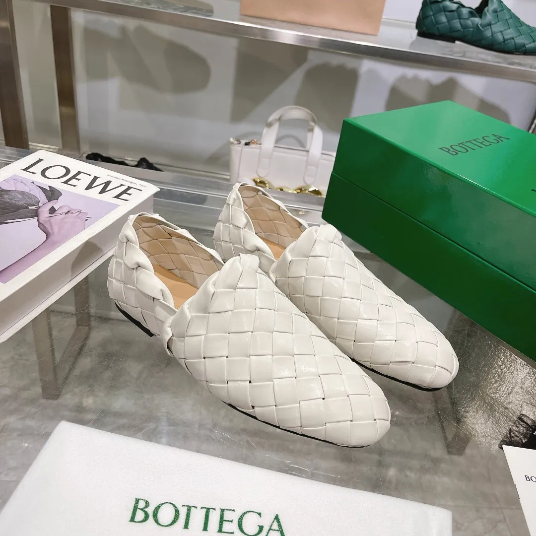 [BV] Top P: 760💰Size for couples: 35-44 (Female, 40, 41, Male 38, 45, custom-made, non-returnable) (Bottega Veneta) Genuine leather outsole, classic woven beanie shoes, two-wear heel set Blessed are the little feet👣👣Comfortable casual shoes that can be worn all year round, made of imported first-layer sheepskin➕fine-quality sheepskin leather, imported sheepskin lining, luxury genuine leather outsole [rose][rose], Bottega Veneta is an Italian luxury brand. Made using traditional Italian leather craftsmanship.